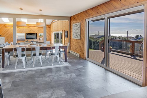 Open the sliding glass doors and let the outside in while dining on your favorite seafood!