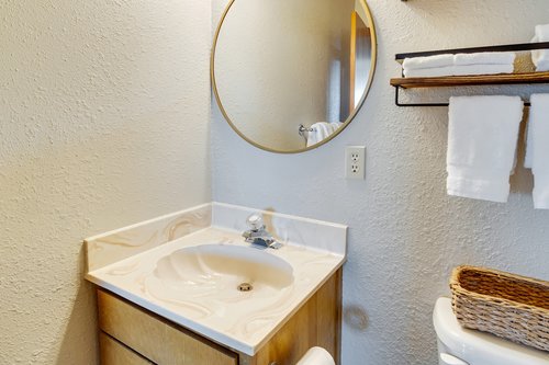 This shared bath is great for families.