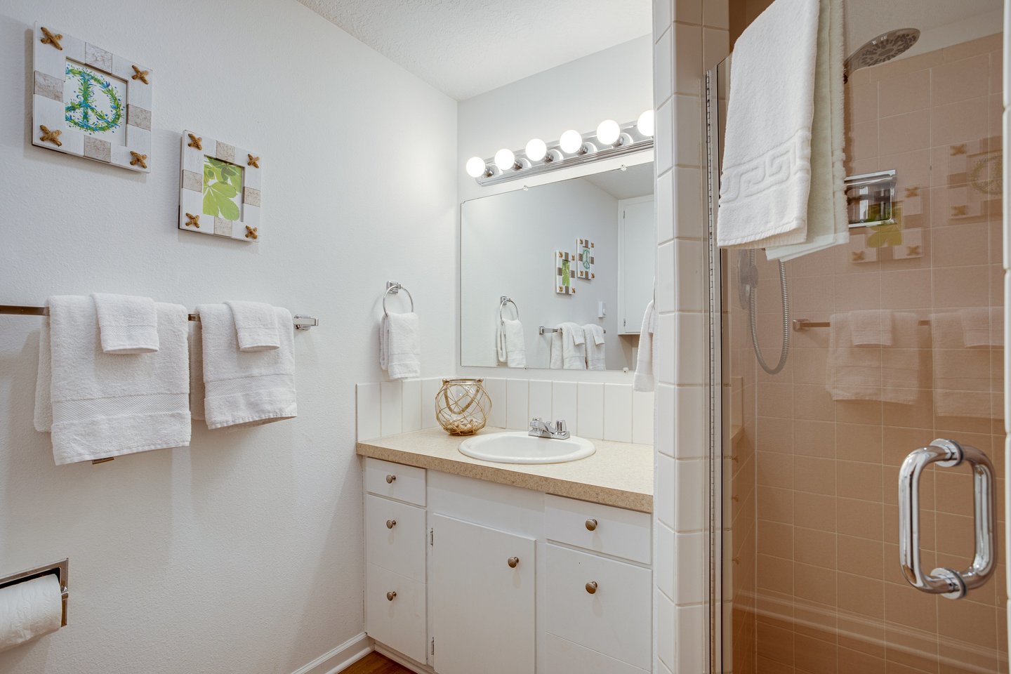 Hallway bathroom to share!