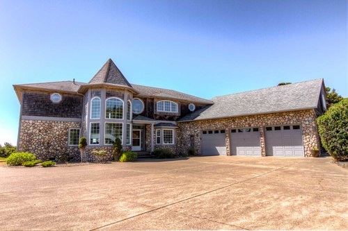 Pull in to this beautiful home with a spacious driveway.