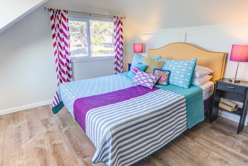 Snuggle up in this queen size bed and enjoy the ocean views.