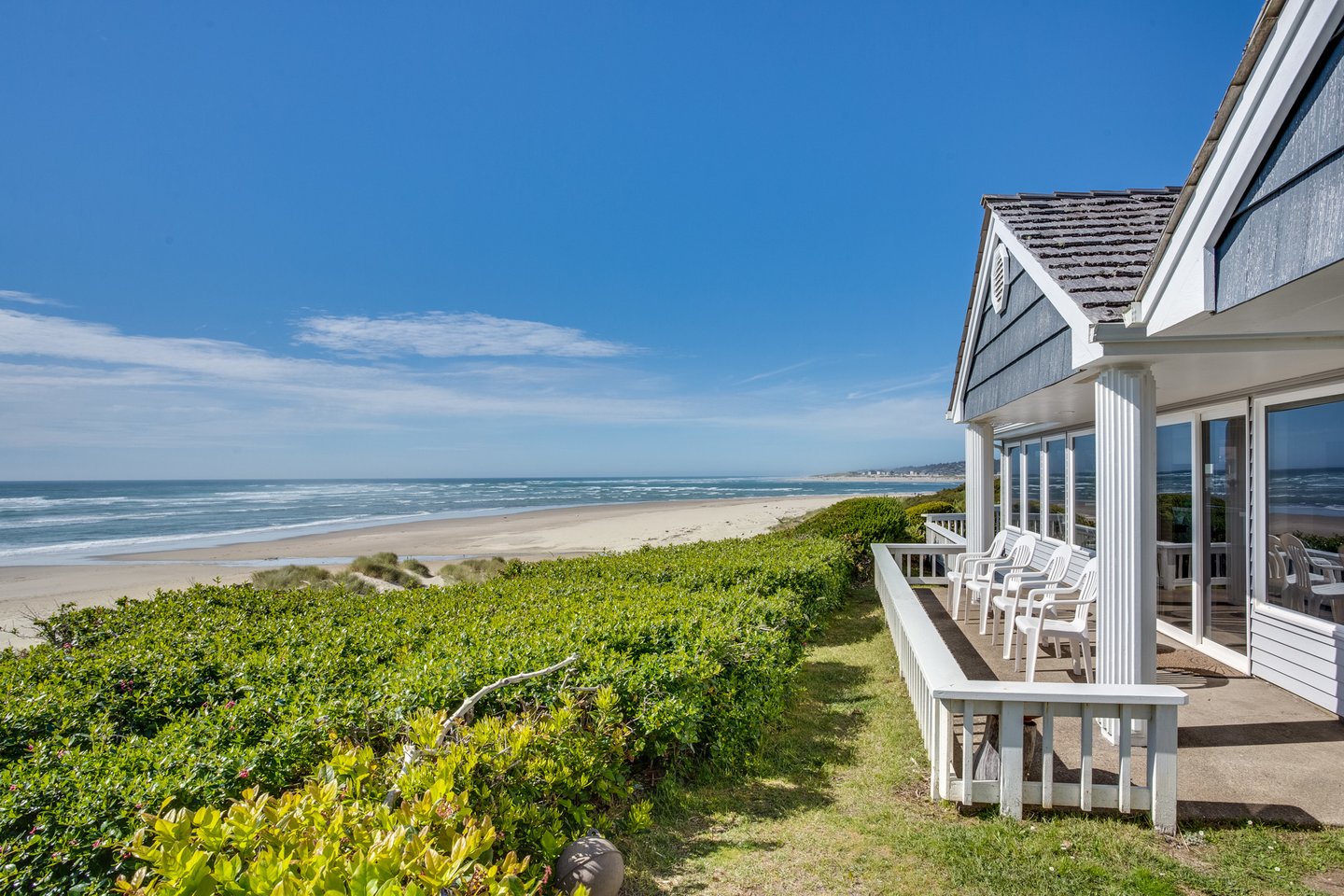 Alicia by the Sea sits right on the Pacific Ocean.