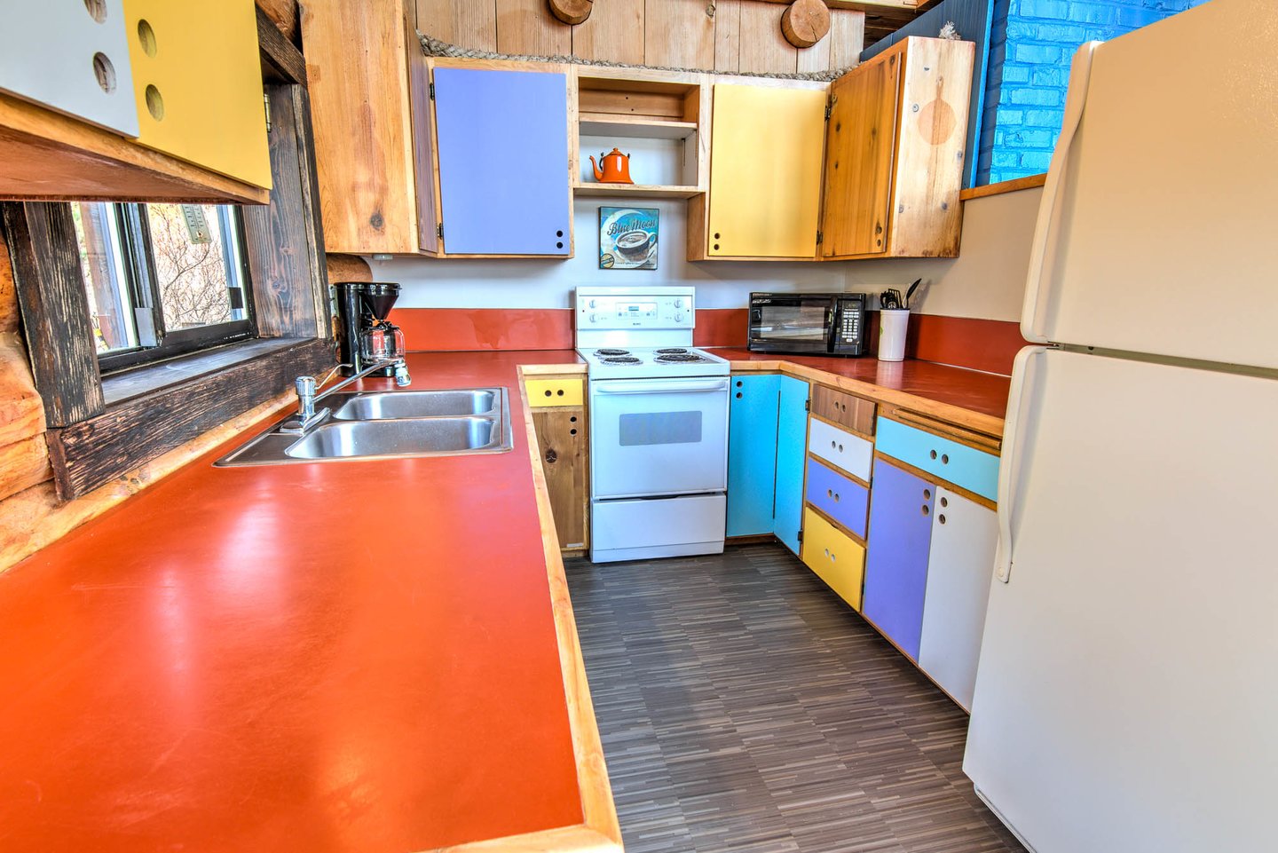 Prepare your favorite seafood in this cute little kitchen.