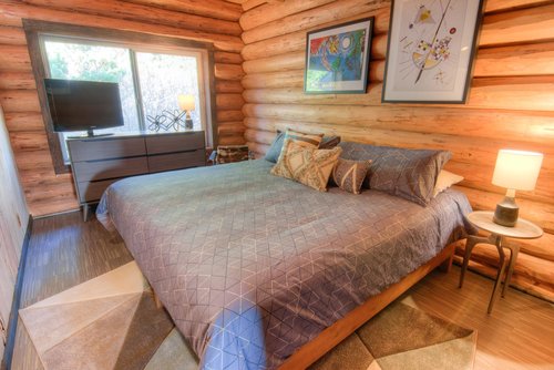 The primary bedroom, with television, has a king bed that can be split in to twins with prior notice.