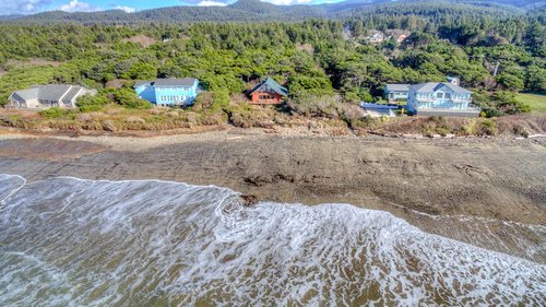 Located on the central Oregon coast, Blue Moon Beach is an easy starting point to many wonderful adventures.