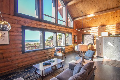 The living/dining open concept is great for entertaining!