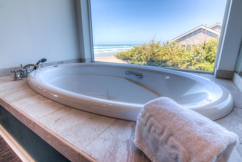 Relax in a hot bath while watching the waves.