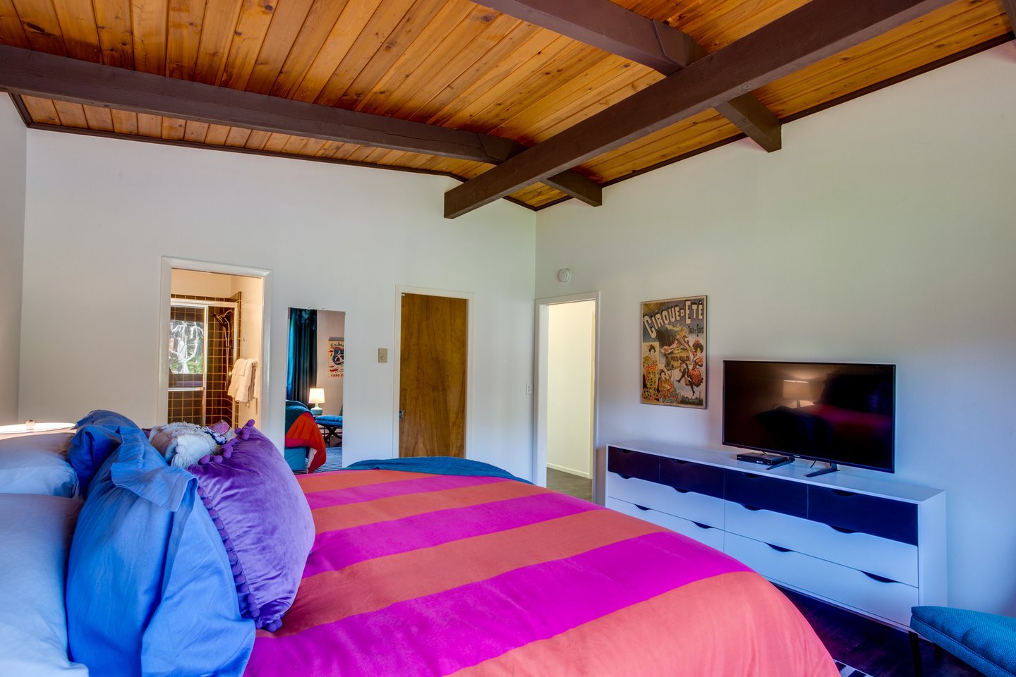This second floor bedroom with ensuite bath has a king bed that can be split in to two twins with advance notice.