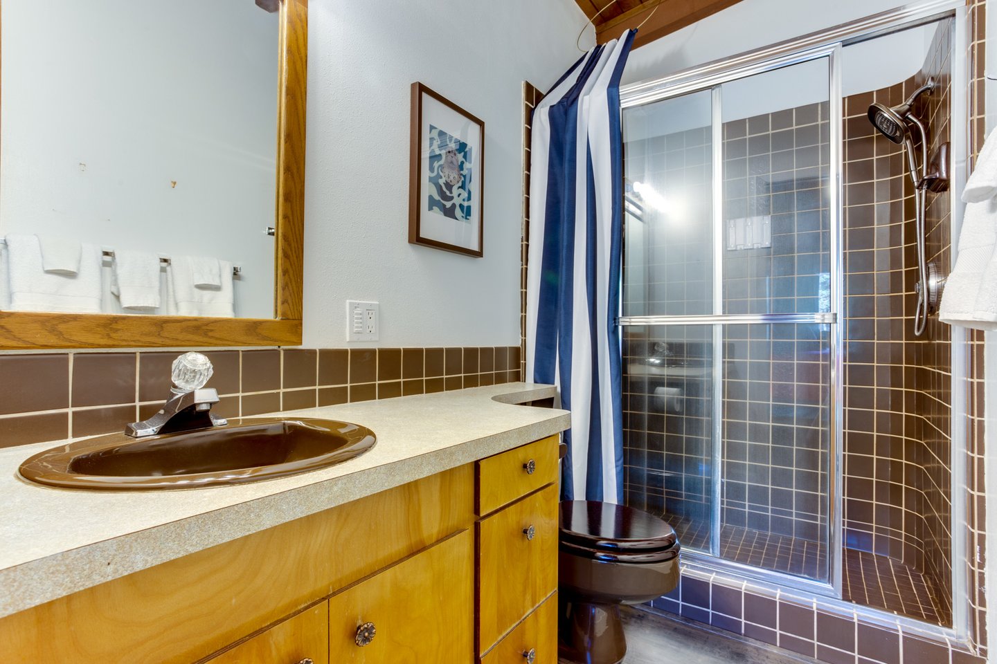 This ensuite bath adds a bit of privacy for one of the bedrooms.