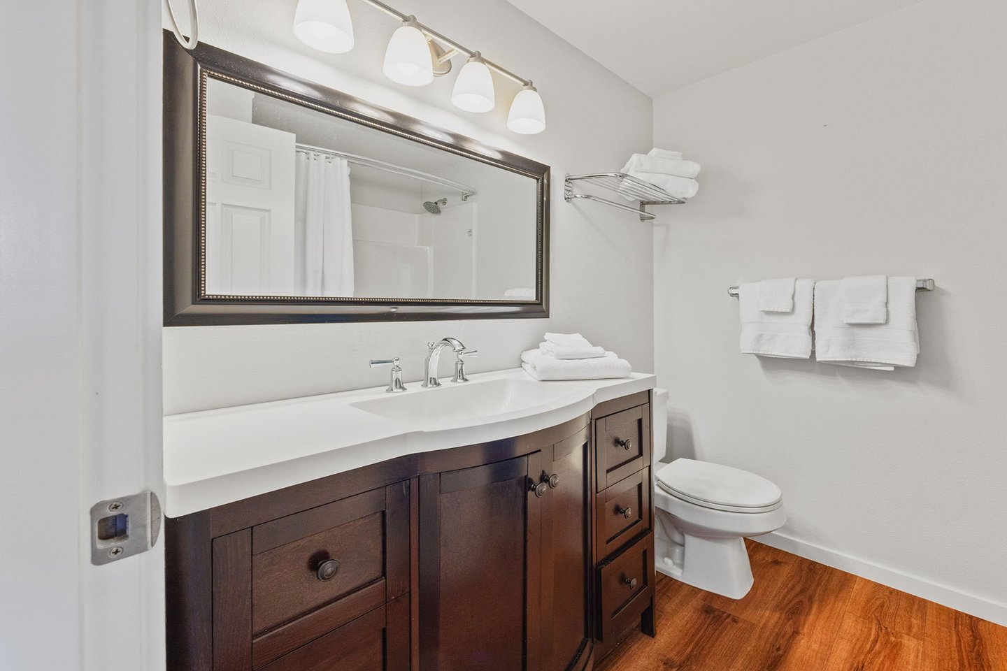 Full bath in the hallway for both bedrooms to share.