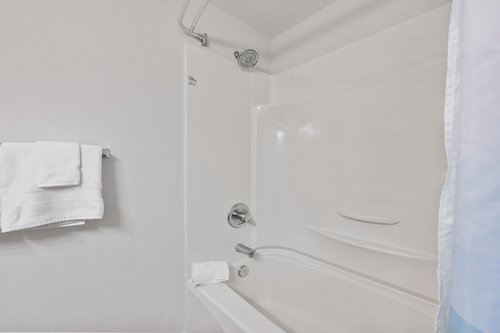 Tub/shower in the upstairs bath.