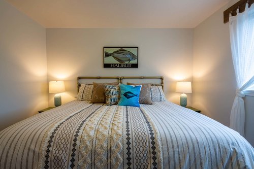 The king bed upstairs can be split in to two twins with advance notice.