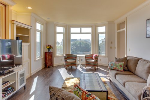 The big bay windows let in plenty of light.