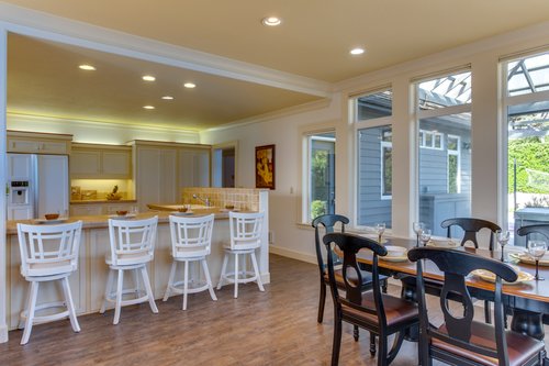 Eat together at the dining table and kitchen bar.
