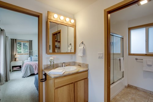 The shared bath for both upstairs bedrooms.