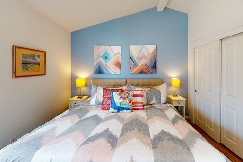 The king bed upstairs can be split into two twins with prior notice.