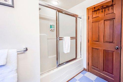 Tub/shower combo in the second bath.