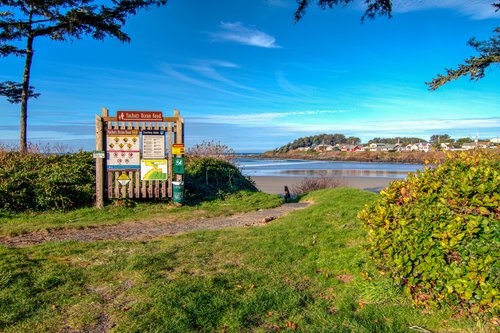 Only a short walk to the south bay access and sandy beach!