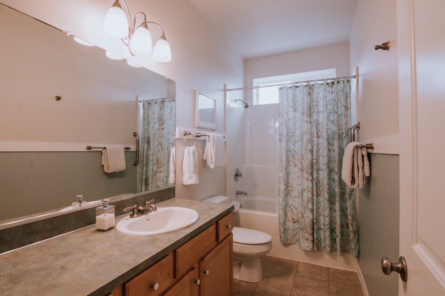 A full bathroom in the hall.
