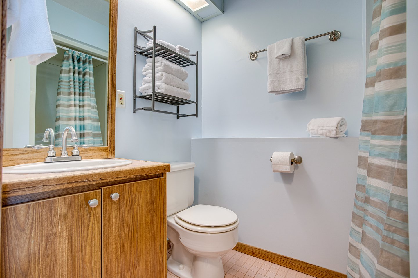 An extra bath in the hall