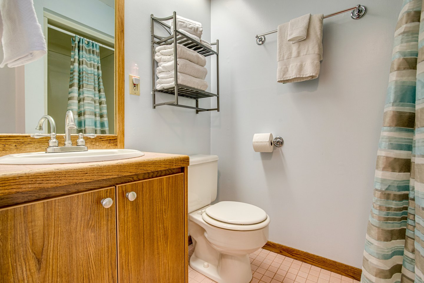 An extra bath in the hall