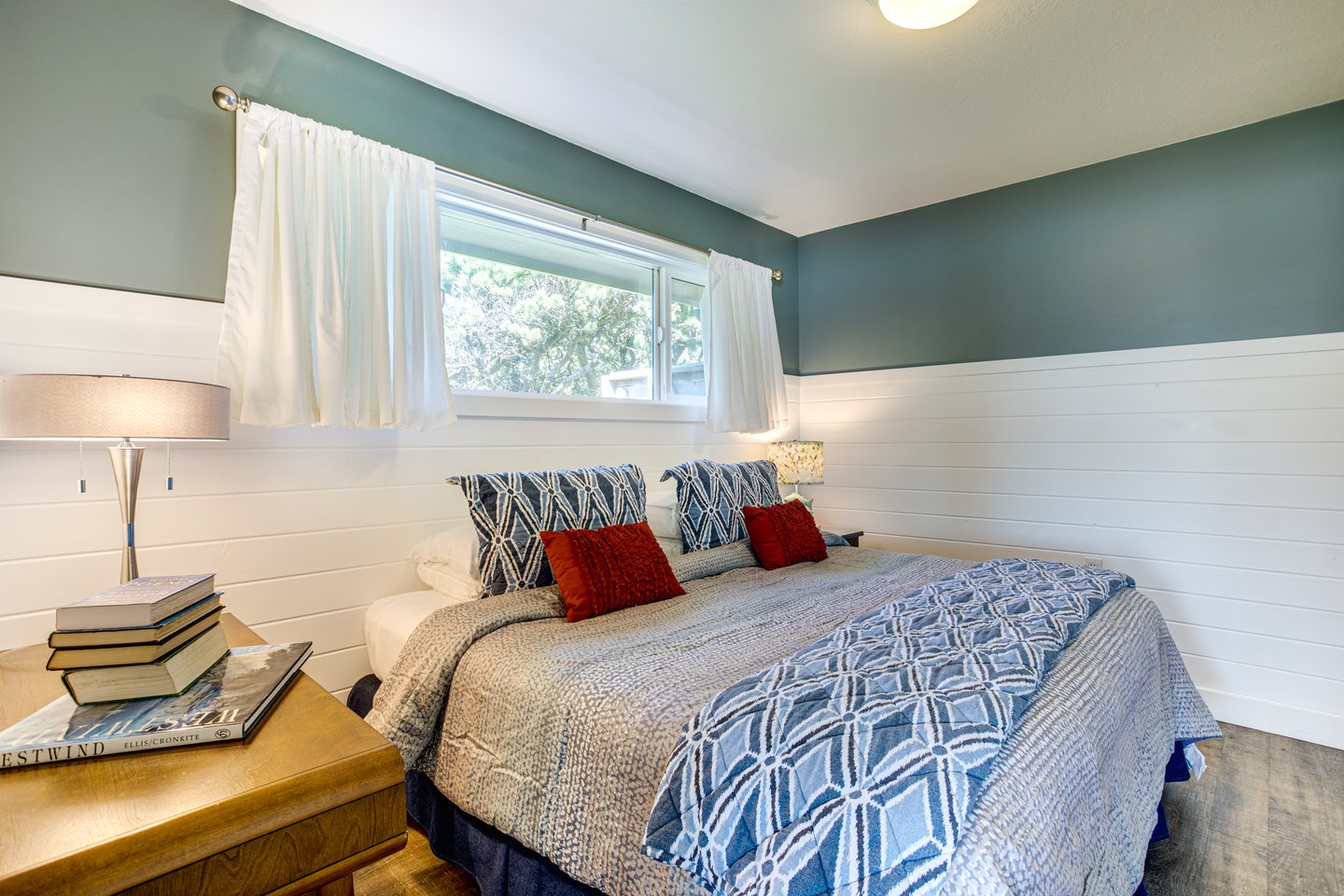 The king bed can be split into two twins with prior notice.