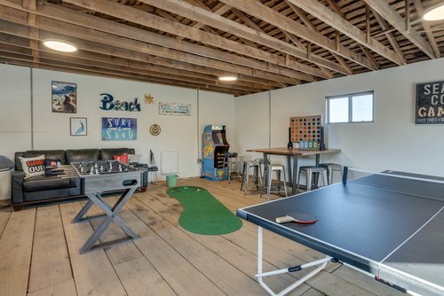 Ping pong, foosball, and a putting green for your entertainment.