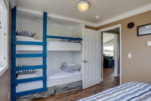 Twin built in bunk beds - a perfect room for the kids!