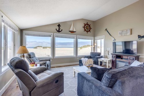Watch the ocean, tv or the electric fireplace and enjoy!
