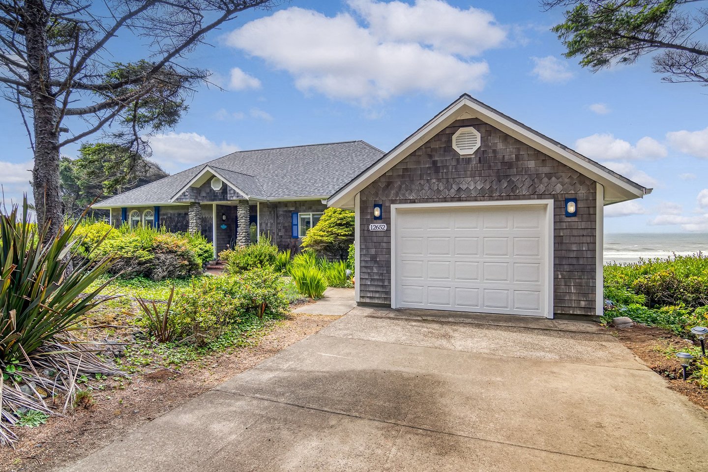 The Coastal Jewel is in a quiet, private neighborhood and is a great romantic or couple's retreat!