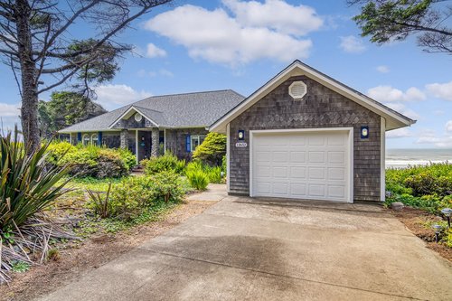The Coastal Jewel is in a quiet, private neighborhood and is a great romantic or couple's retreat!