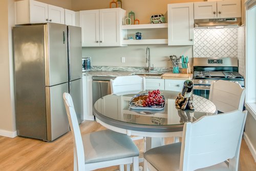 Fully equipped kitchen and dining for home cooked meals or takeout!