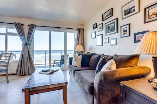 Open the patio slider to listen to the sea.