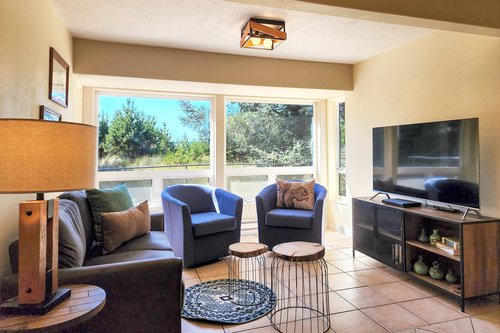 Two different seating areas provides a lot of space.