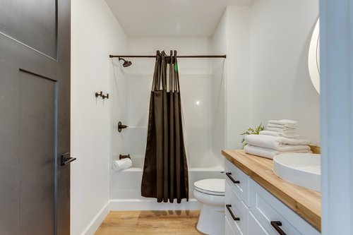 The hall bath is shared by the two bedrooms