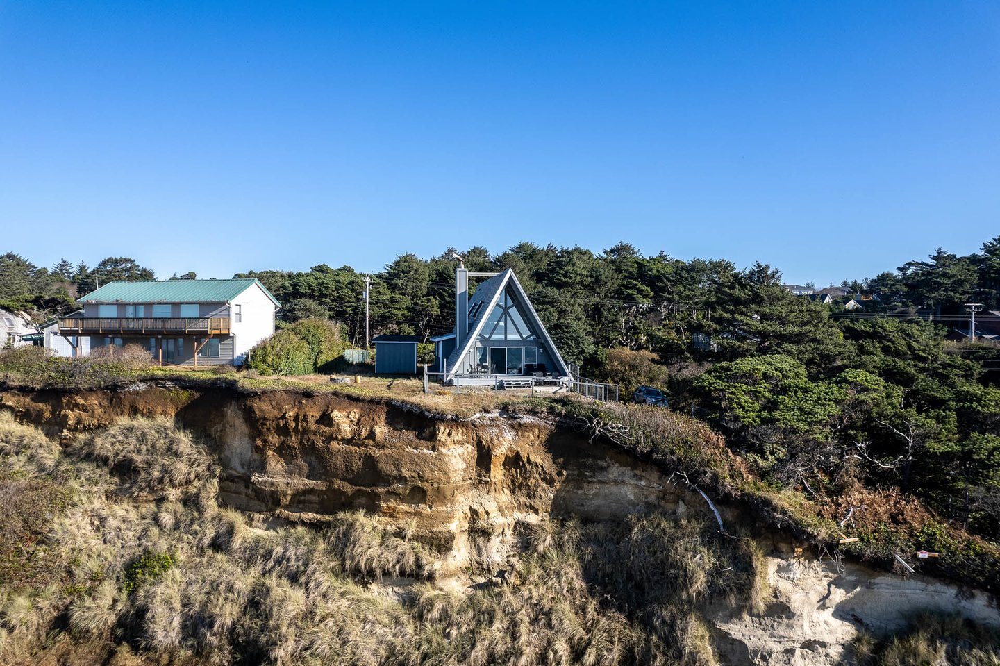 Above the Waves is perched on a seaside bluff.