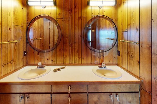 Double vanity gives plenty of space.