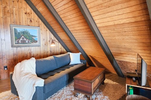 Queen sleeper sofa in the loft.