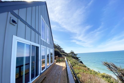 Ocean front deck with spectacular views!