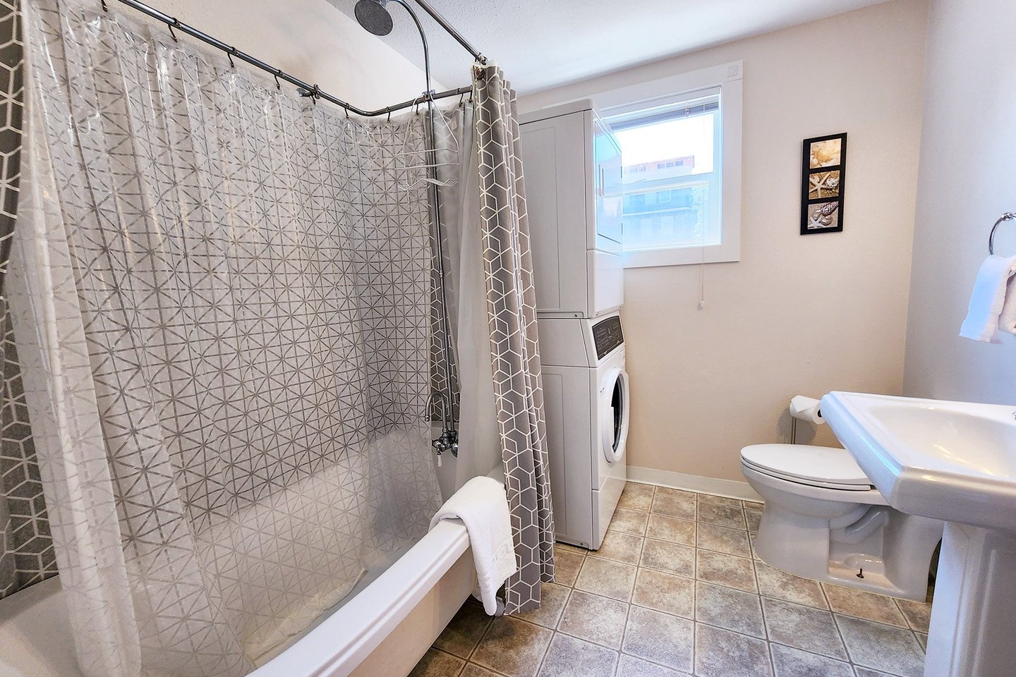 Mainfloor bath with clawfoot tub/shower.