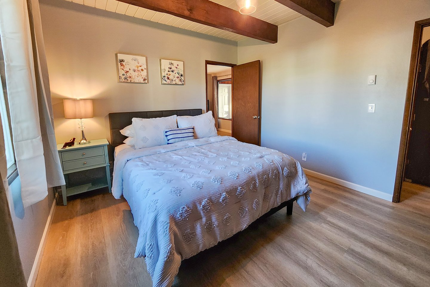 Second bedroom with Queen bed - cozy!