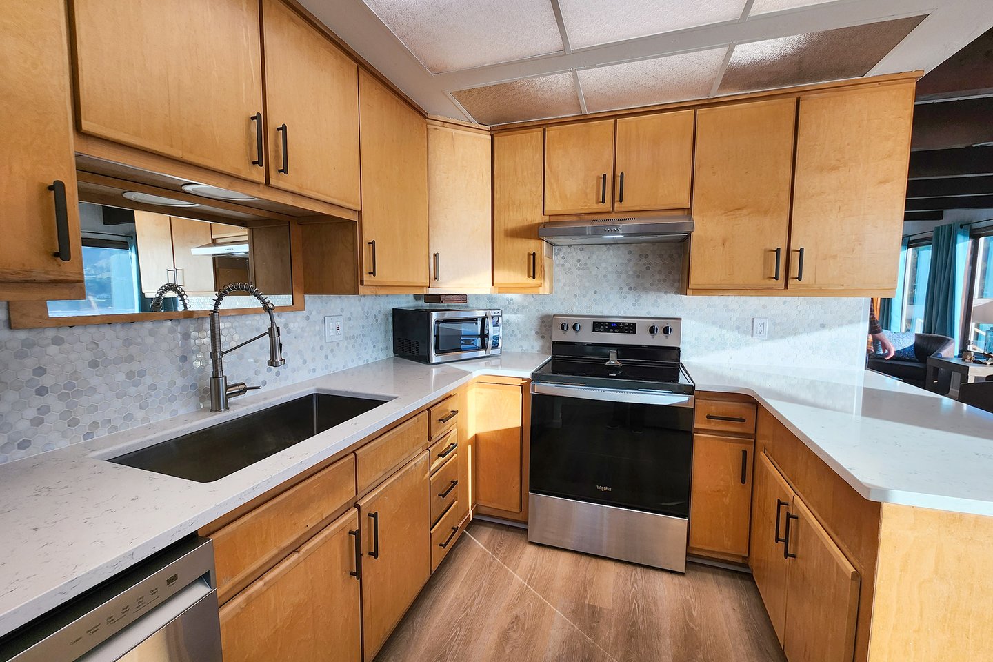 Enjoy cooking up a great meal in this wonderful kitchen.