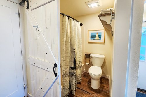 Bath/shower combo across from the kitchenette.