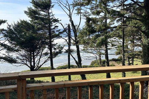 Ocean and trees are so relaxing.