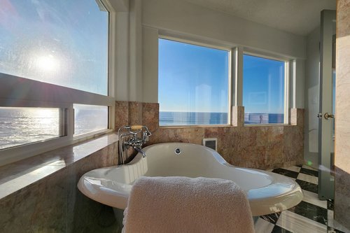 Emerse yourself in the clawfoot bathtub and watch the waves.