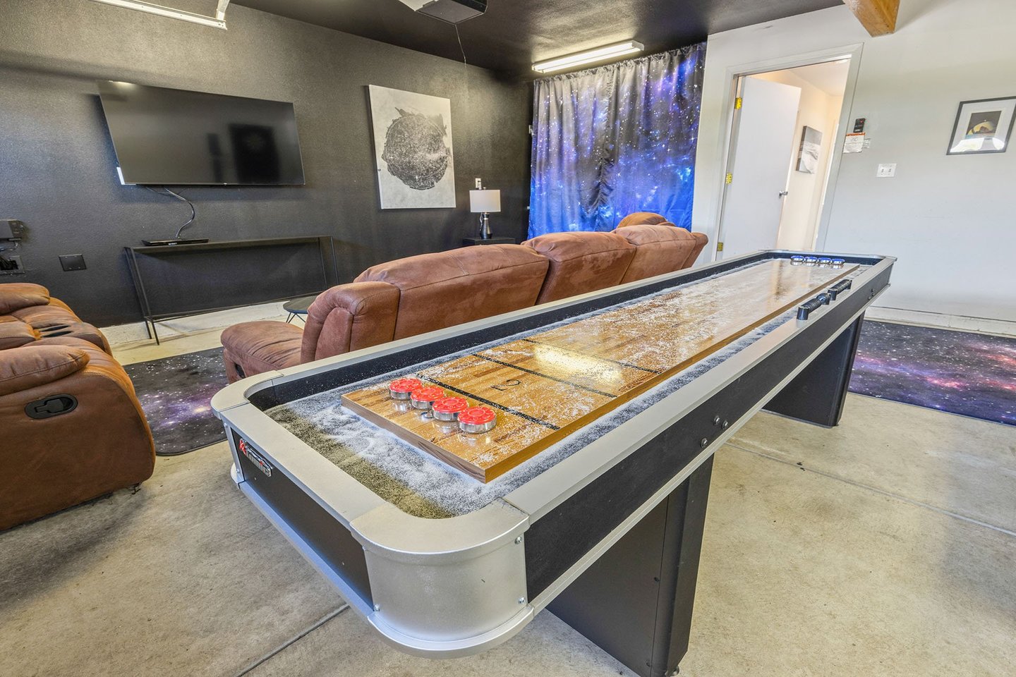 Make a fun competition with family and friends in the garage game room.