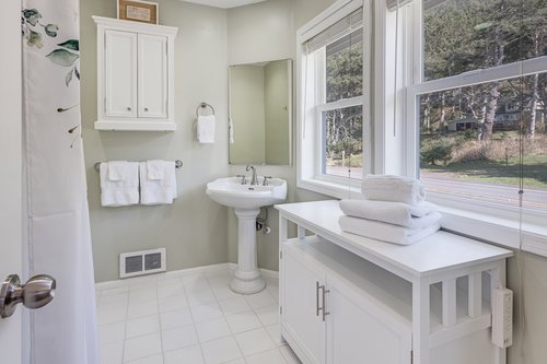 Spacious bath ~perfect for two!
