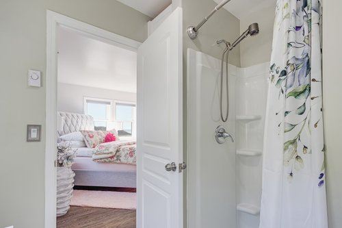 Ensuite bath to the rose bedroom is spacious.