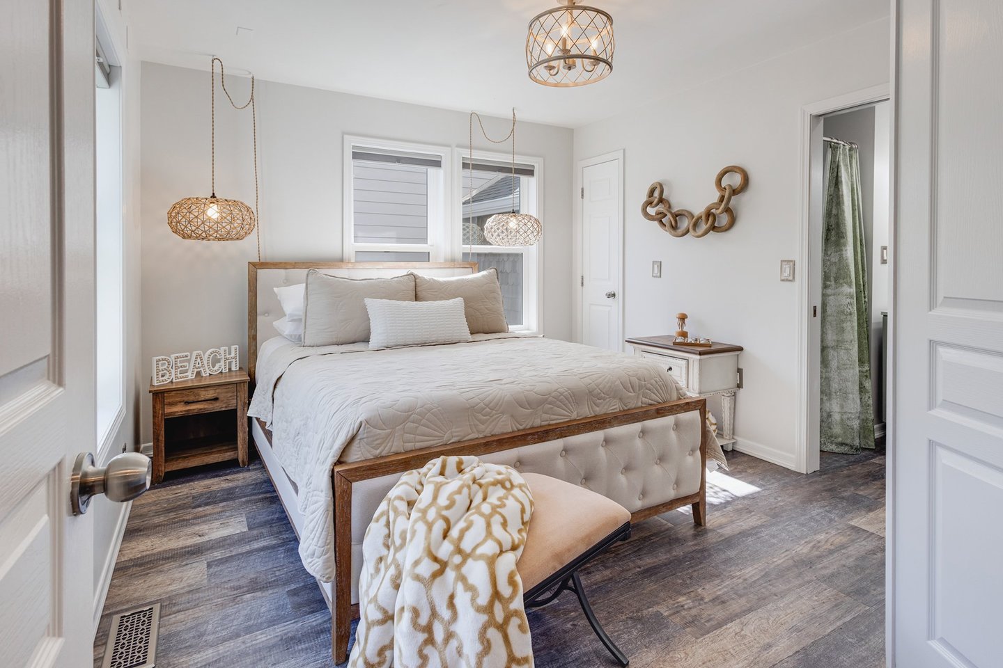 Second bedroom on the ground floor with a queen bed and ensuite bath.