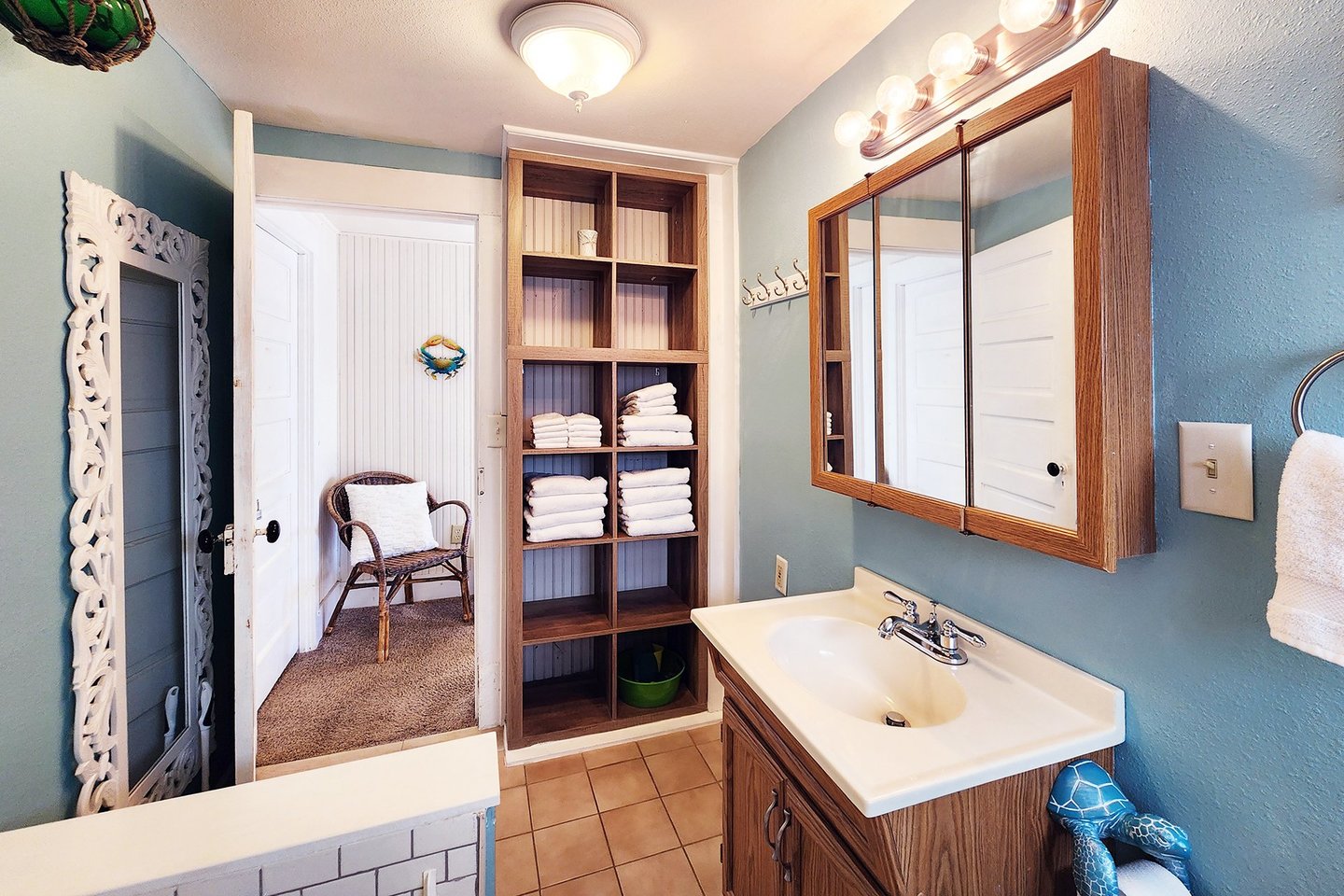 Spacious bath in the hallway upstairs.